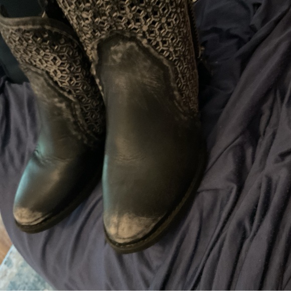 Worn once size 9.  Zippers on both sides has the worn out look. Paid 165.00 - Picture 5 of 5